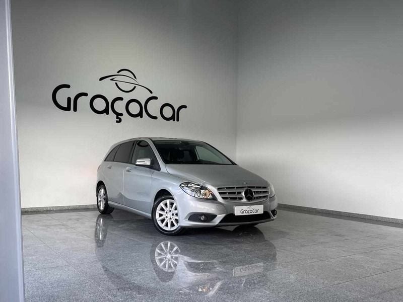 Cinza Usado 2014 Mercedes B180 Monovolume | € 13.900 (Preço justo) - Imagem 1/4