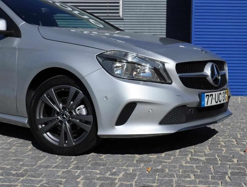 Usado Mercedes A180 109 HP (80 kW) 2018 Cinzento Citadino