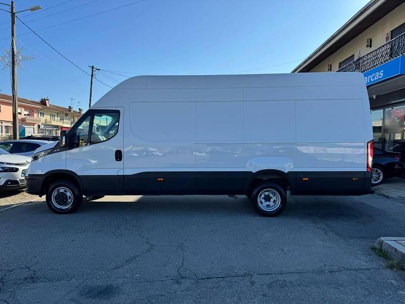 Usado Iveco Daily 156 HP (114 kW) 2023 Branco Sedan