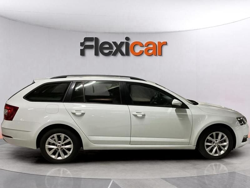 Usado Skoda Octavia Active 115 HP (84 kW) 2019 Branco
