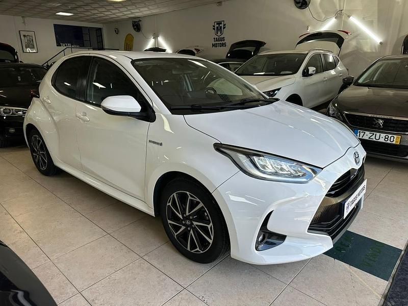 Usado Toyota Yaris Hybrid 115 HP (84 kW) 2021 Cinzento