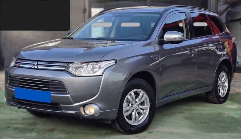 Cinza Usado 2014 Mitsubishi Outlander P-HEV Intense+ SUV | € 15.900 (Preço justo) - Imagem 1/4