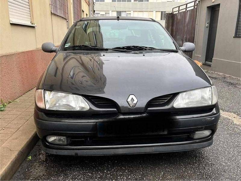 Preto Usado 1996 Renault Mégane Citadino | € 730 - Imagem 1/4