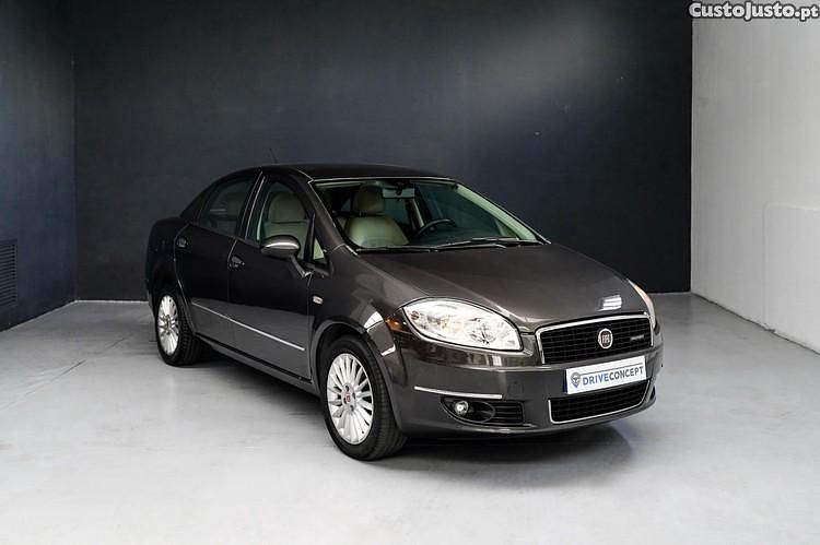 Cinza Usado 2008 Fiat Linea Emotion Sedan | € 4.990 - Imagem 1/1