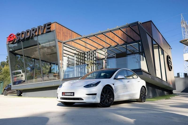 Branco Usado 2021 Tesla Model 3 Standard Range Plus Sedan | € 24.900 (Preço justo) - Imagem 1/4