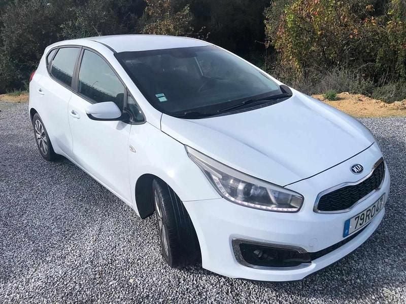 Usado Kia Ceed 90 HP (66 kW) 2016 Branco Citadino