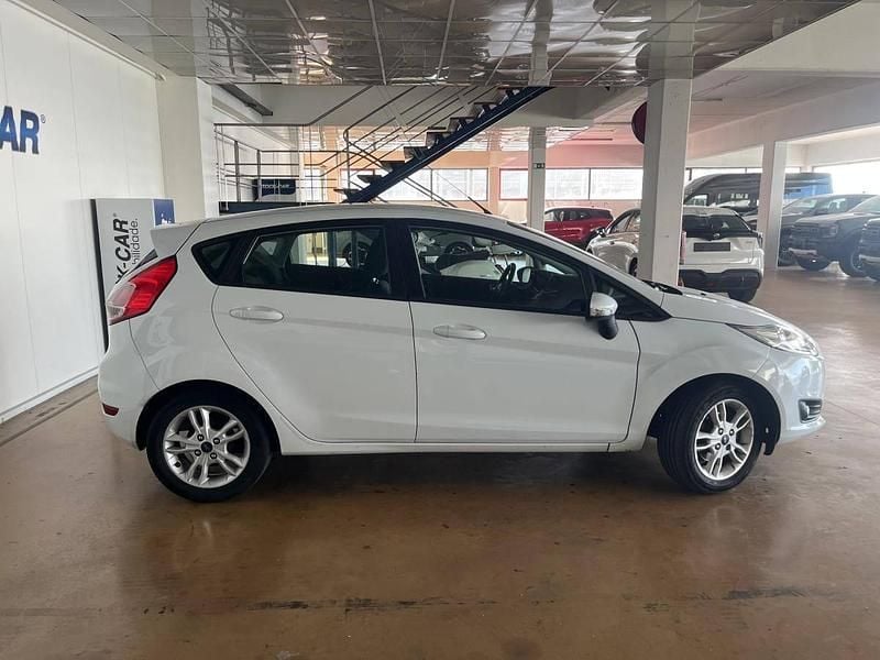 Usado Ford Fiesta Titanium 95 HP (69 kW) 2015 Branco Citadino