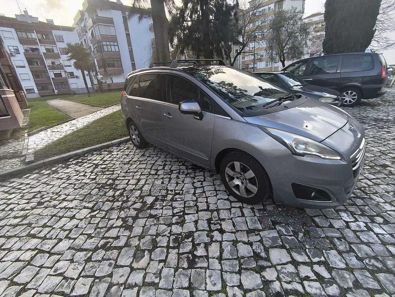 Usado Peugeot 5008 Allure 115 HP (84 kW) 2014 Monovolume