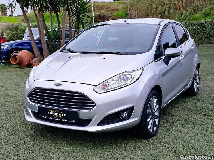 Cinza Usado 2016 Ford Fiesta Titanium Citadino | € 11.999 (Preço elevado) - Imagem 1/1