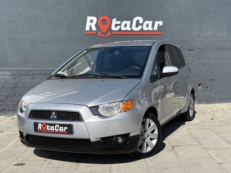 Cinza Usado 2012 Mitsubishi Colt Intense Citadino | € 8.990 - Imagem 1/4