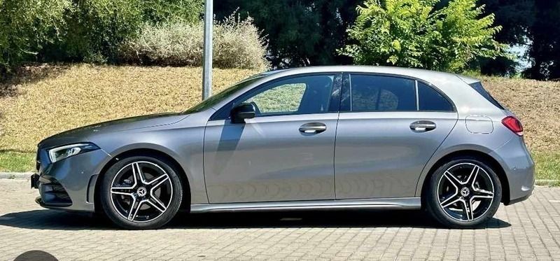 Cinzento Usado 2022 Mercedes A180 Citadino | € 32.900 (Bom preço) - Imagem 1/4