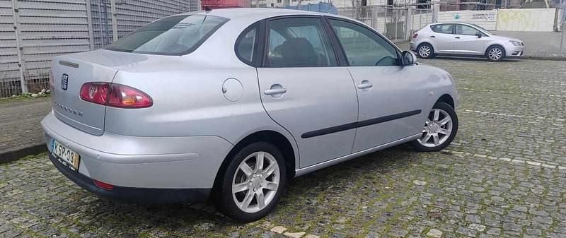 Usado Seat Cordoba 101 HP (74 kW) 2006 Cinzento Sedan