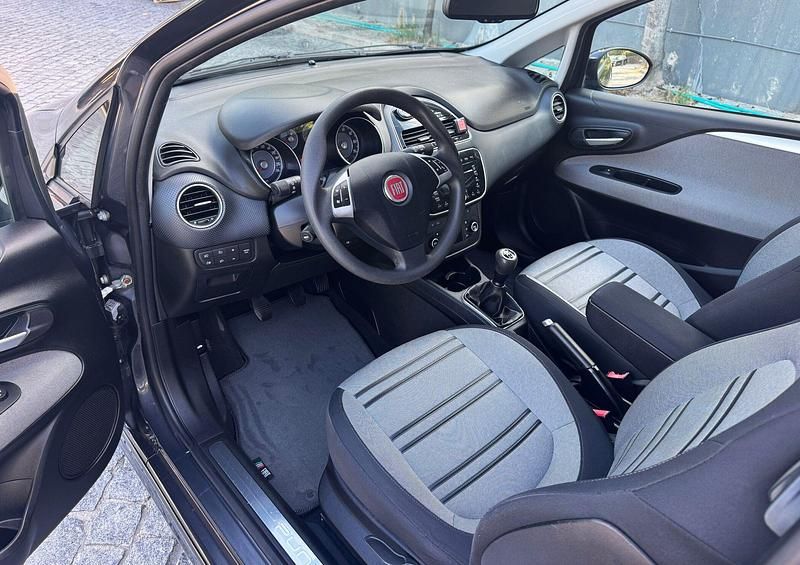 Usado Fiat Punto Evo Dynamic 85 HP (62 kW) 2011 Preto Citadino