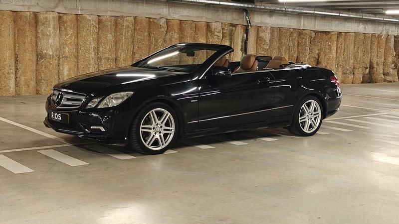 Usado Mercedes E250 Elegance 204 HP (150 kW) 2010 Preto Cabrios