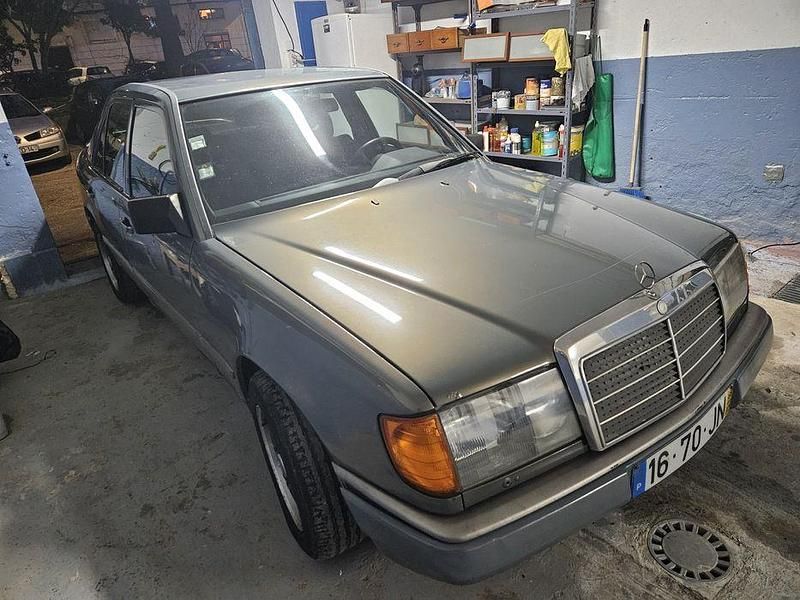 Usado Mercedes C250 150 HP (110 kW) 1988 Sedan