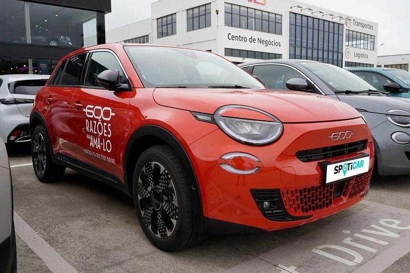 Laranja Usado 2024 Fiat 600E La Prima | € 31.990 - Imagem 1/4