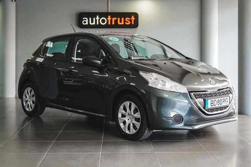 Cinzento Usado 2014 Peugeot 208 Citadino | € 7.900 (Preço justo) - Imagem 1/4