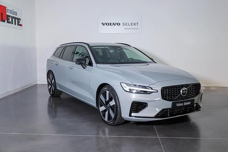 Cinza Usado 2025 Volvo V60 Plus Carrinha | € 53.900 (Caro) - Imagem 1/4