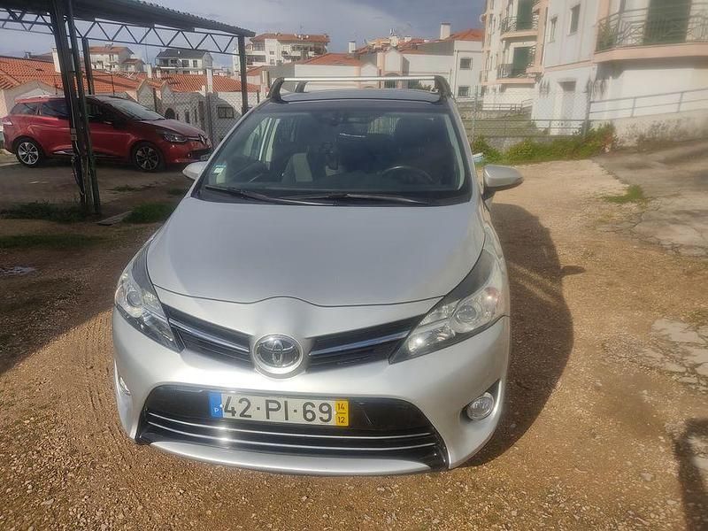Usado Toyota Verso 112 HP (82 kW) 2014 Cinzento Monovolume