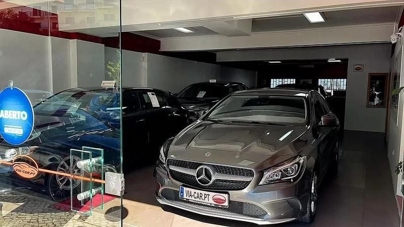 Cinzento Usado 2018 Mercedes CLA200 Shooting Brake Urban Carrinha | € 23.950 (Preço justo) - Imagem 1/4