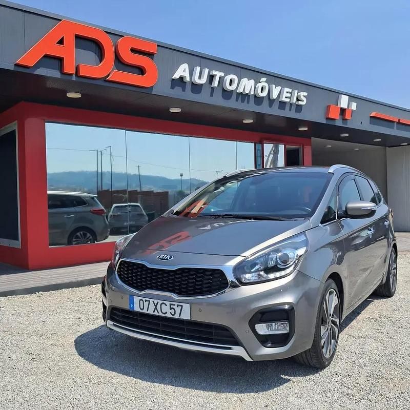 Cinzento Usado 2019 Kia Carens EX Monovolume | € 12.450 - Imagem 1/4