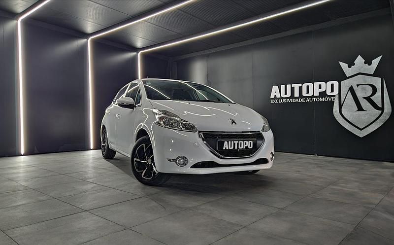 Branco Usado 2014 Peugeot 208 Citadino | € 9.900 (Preço elevado) - Imagem 1/4