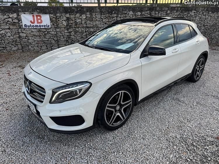 Branco Usado 2015 Mercedes GLA220 AMG line SUV | € 25.450 - Imagem 1/1