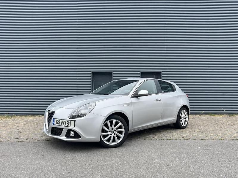 Cinzento Usado 2017 Alfa Romeo Giulietta Distinctive Citadino | € 15.490 (Preço justo) - Imagem 1/4