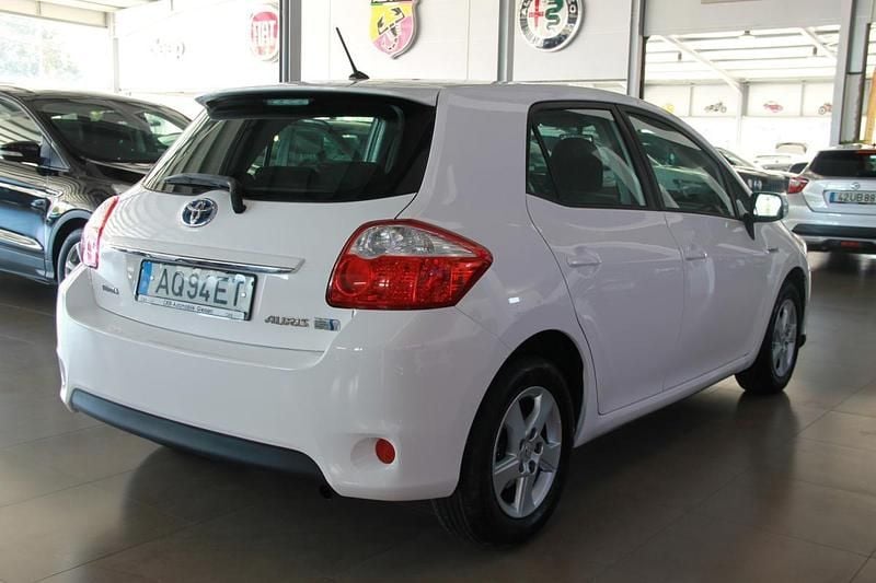 Usado Toyota Auris Hybrid 136 HP (100 kW) 2011 Branco
