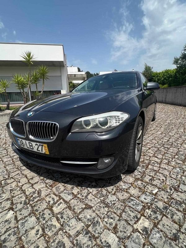 Cinzento Usado 2010 BMW 520 Sedan | € 12.500 (Preço justo) - Imagem 1/4