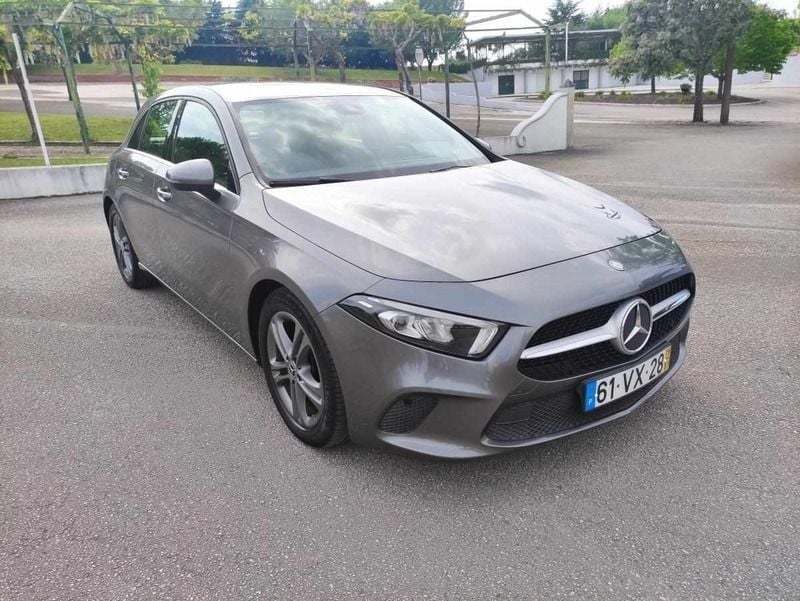 Usado Mercedes A180 116 HP (85 kW) 2019 Cinzento Citadino