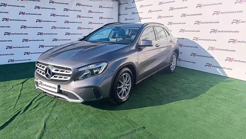 Cinzento Usado 2017 Mercedes 200 Urban Citadino | € 24.500 - Imagem 1/4
