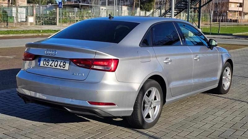 Usado Audi A3 116 HP (85 kW) 2019 Cinzento Pickup