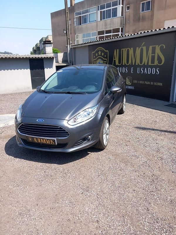 Usado Ford Fiesta ST-Line 95 HP (69 kW) 2016 Cinza