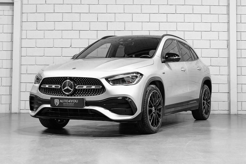 Cinza Usado 2020 Mercedes GLA250 AMG line SUV | € 37.450 - Imagem 1/4