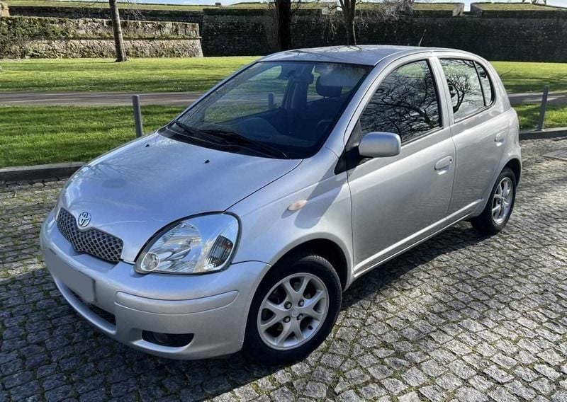 Cinzento Usado 2003 Toyota Yaris Citadino | € 4.500 (Preço justo) - Imagem 1/4
