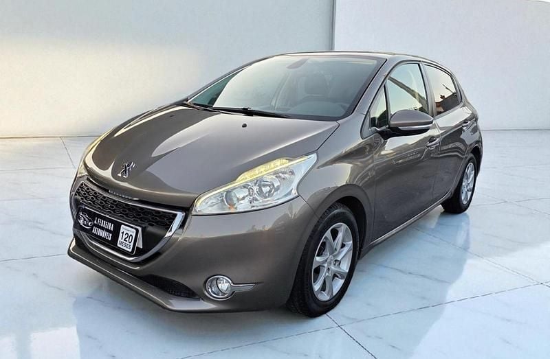 Cinza Usado 2013 Peugeot 208 Active Citadino | € 7.890 (Bom preço) - Imagem 1/4