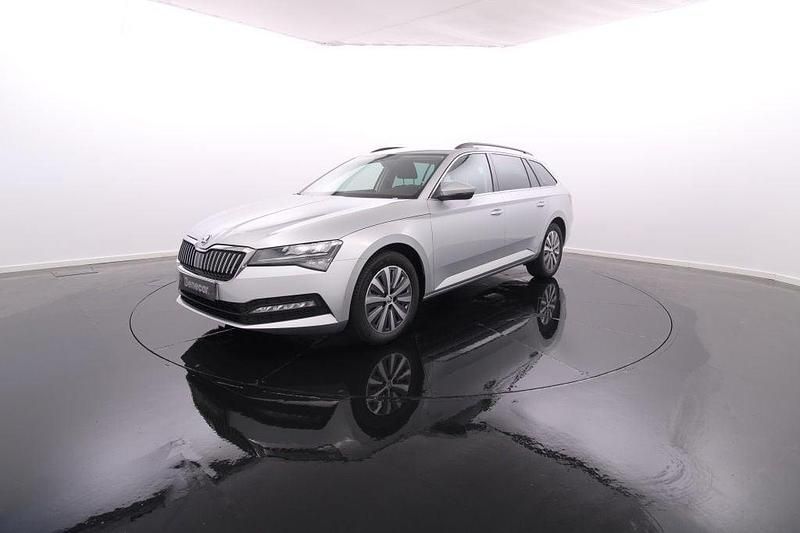 Cinzento Usado 2023 Skoda Superb | € 33.900 (Caro) - Imagem 1/4