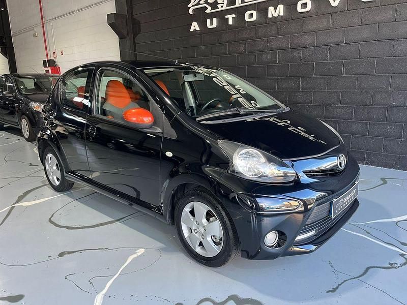 Usado Toyota Aygo Sport 68 HP (50 kW) 2011 Preto Citadino