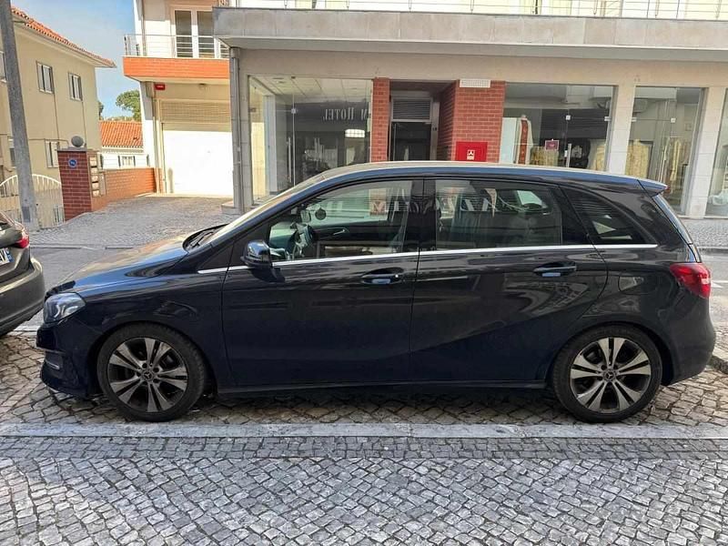 Usado Mercedes B180 109 HP (80 kW) 2018 Preto Monovolume