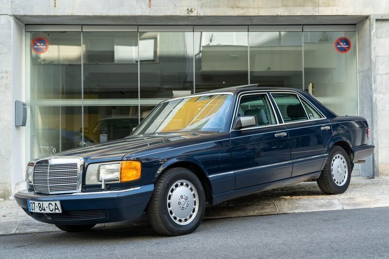 Azul Usado 1990 Mercedes E200 Sedan | € 20.000 - Imagem 1/4