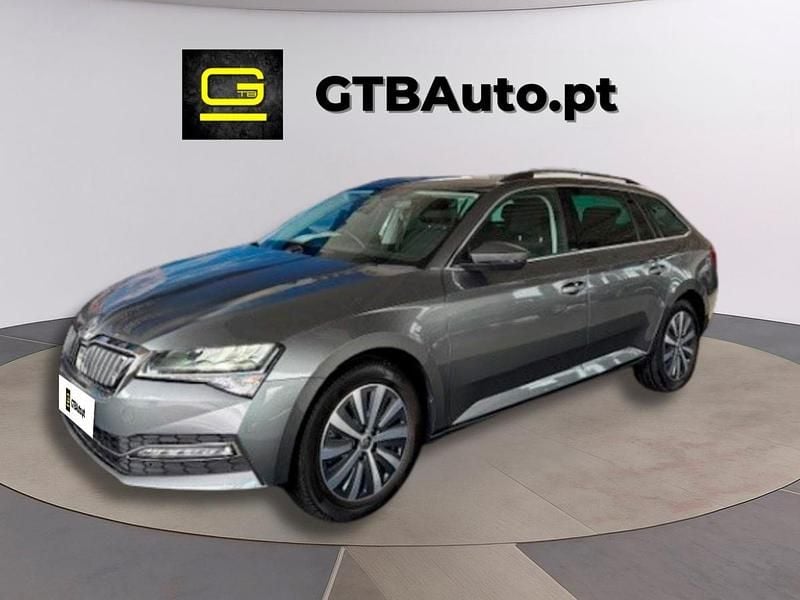 Cinzento Usado 2023 Skoda Superb | € 31.999 - Imagem 1/4