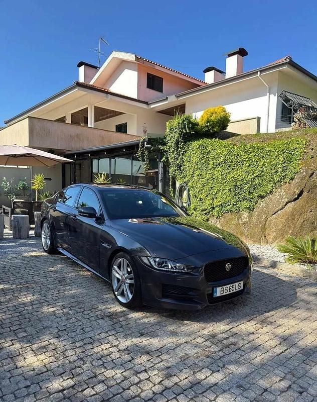 Cinzento Usado 2016 Jaguar XE Sedan | € 15.000 (Bom preço) - Imagem 1/4