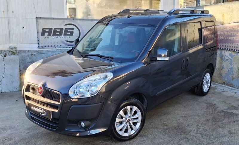 Preto Usado 2011 Fiat Doblò Monovolume | € 11.990 - Imagem 1/4