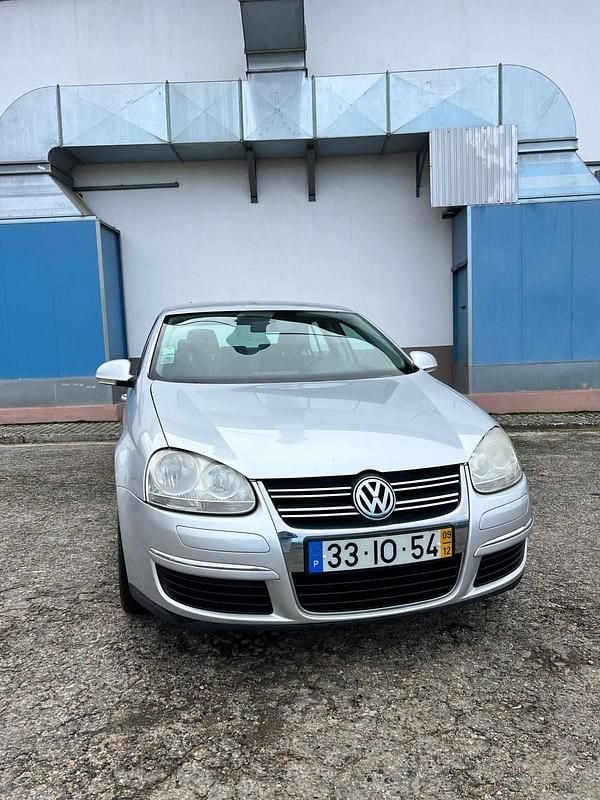 Cinzento Usado 2009 VW Jetta Sedan | € 6.900 (Preço justo) - Imagem 1/4