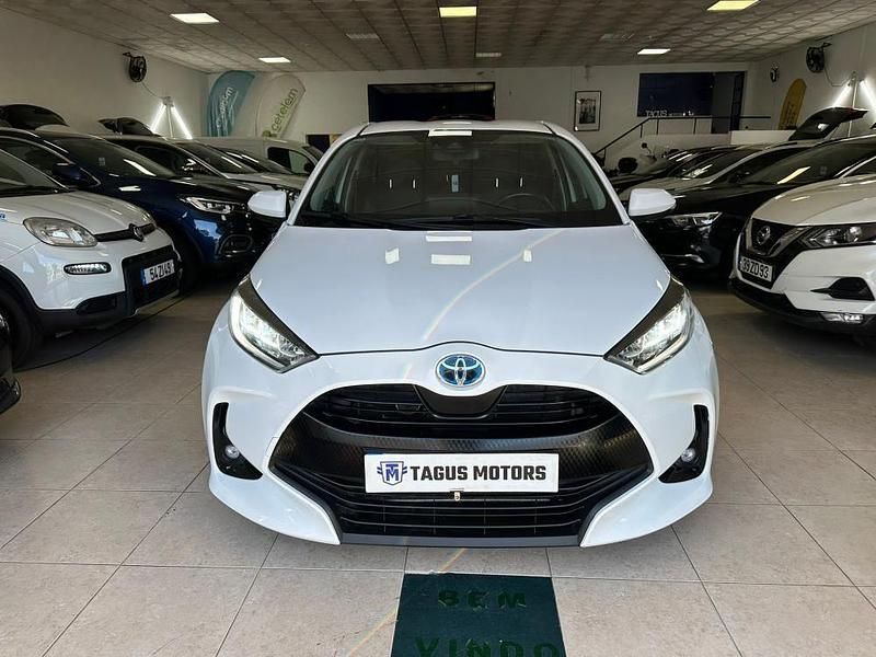 Usado Toyota Yaris Hybrid 115 HP (84 kW) 2021 Cinzento