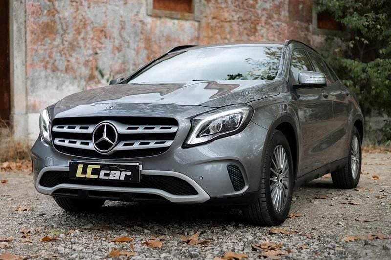 Cinzento Usado 2020 Mercedes GLA180 SUV | € 25.850 (Bom preço) - Imagem 1/4