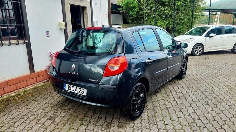 Usado Renault Clio II Dynamique 75 HP (55 kW) 2007 Cinza Citadino