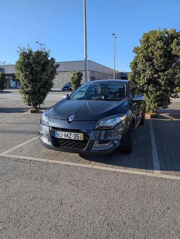 Cinzento Usado 2012 Renault Mégane III Citadino | € 9.000 (Preço justo) - Imagem 1/4