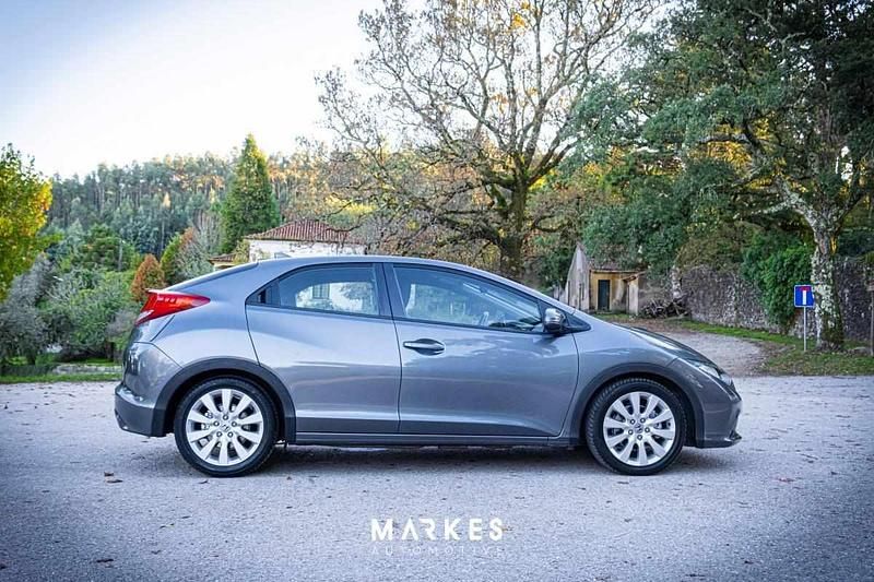 Usado Honda Civic 120 HP (88 kW) 2014 Cinzento